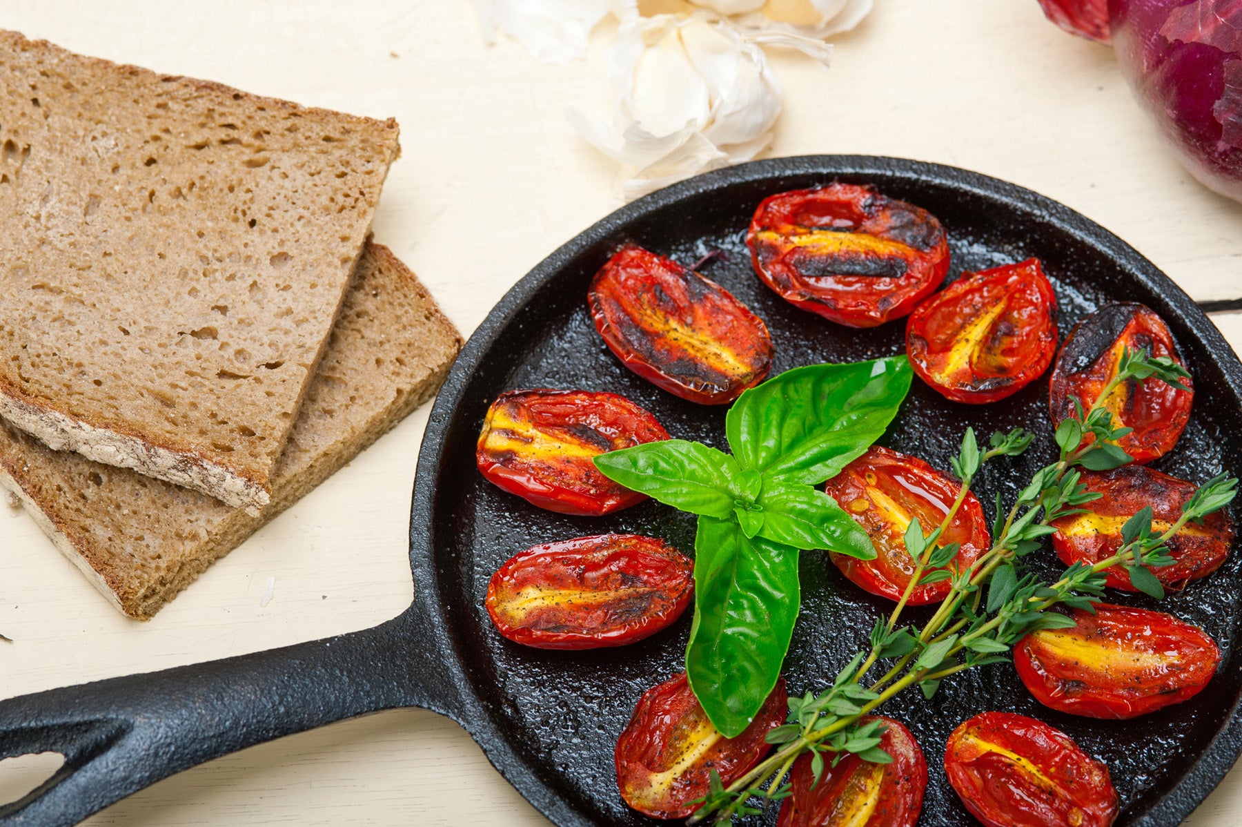 The Difference Between Roasting Pans & Baking Dishes