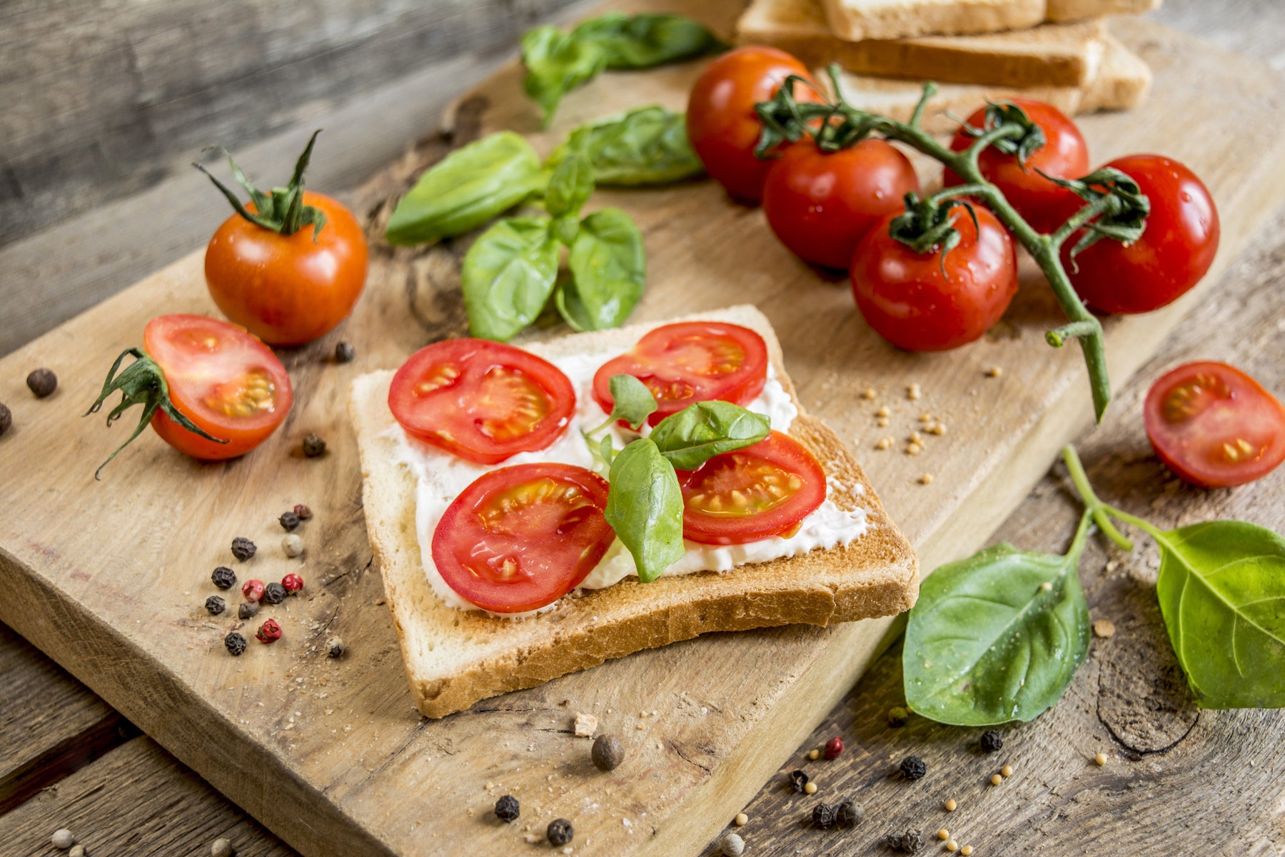 Pomodori a fette essendo fritto in olio di oliva in una piccola rivestita  in teflon antiaderente padella su un piano cottura a gas Foto stock - Alamy