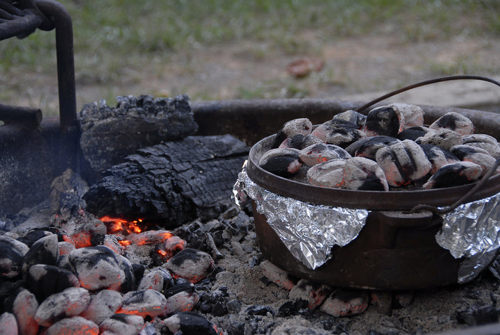 Чугунный походный Dutch Oven с ножками - 4.1 qt (3.9 L), включая подъемник крышки и подставку для крышки