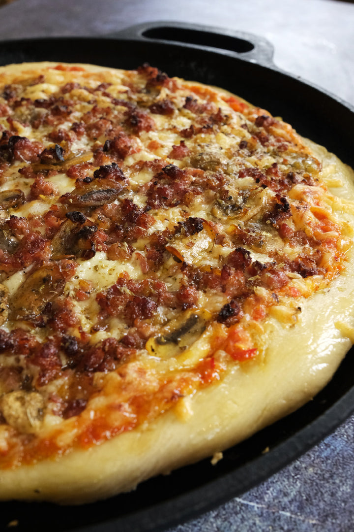 Sartén para pizza de hierro fundido 13.8"/35 cm, bandeja para hornear, plancha para cocinar, protectores de mango de silicona y raspador