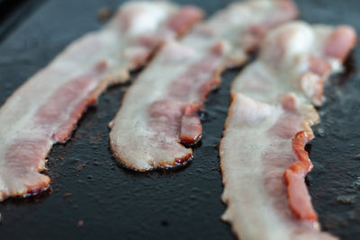 En guide til historien, fremstillingen og bruken av bacon i matlaging