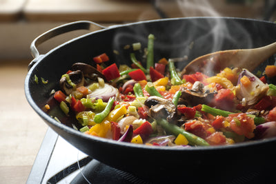 Perché un wok in ghisa è un'alternativa migliore: pro e contro rispetto ad altri materiali