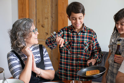 教孩子在家做饭的重要性：实用技能、健康习惯和家庭纽带