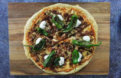 Pizza com Salsiccia, Ajvar Relish e Pimientos de Padron