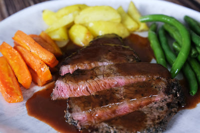 Roast beef, ψητά καρότα, πατάτες, πράσινα φασόλια και σάλτσα κόκκινου κρασιού