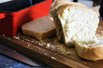 Hausgemachtes Brot in einer emaillierten Gusseisen-Brotform mit Deckel