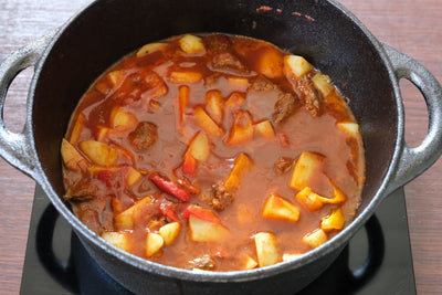 Gulaschsuppe aus Futter und Kartoffeln