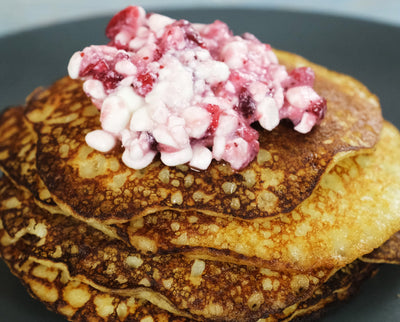 Mini Panquecas de Batata em Frigideira de Ferro Fundido com Requeijão e Lingonberry