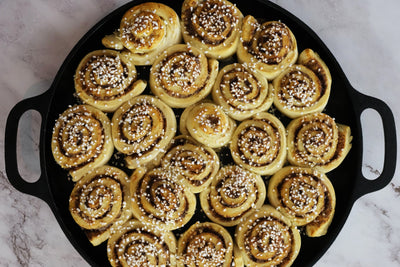 Kanelsnurrer i en støbejernsbage-/stege-/pizzapande