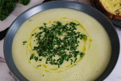 Zuppa di broccoli con pane al formaggio blu