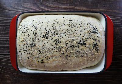 Σπιτικό ψωμί σε εμαγιέ μαντεμένιο ταψί