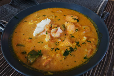 Soupe de poisson et de crevettes dans un four hollandais