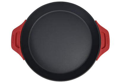 Crucible Cookware onthult een game-changer: de 15,75-inch gietijzeren koekenpan met dubbele handgrepen en siliconen pannenlappen