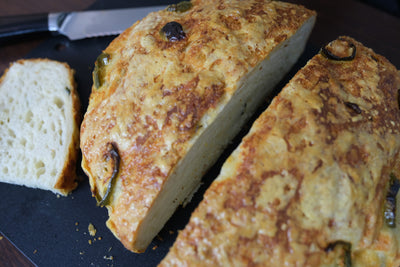 Pane jalapeño e formaggio cheddar in un <tc>Dutch oven</tc>