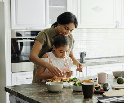 Herinneringen creëren in de keuken: koken met mama als de beste kinderervaring