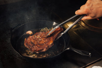 烹饪和享用牛排的终极指南：健康益处、烹饪方法和炊具