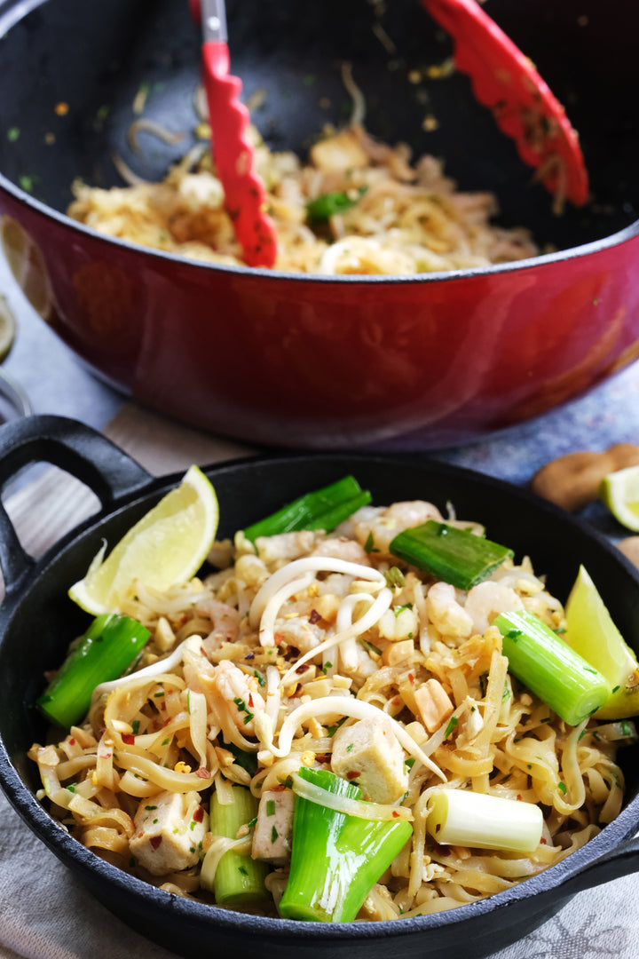 Geëmailleerde gietijzeren Balti Dish – 10.25" met gehard glazen deksel & roestvrijstalen knop – ovenbestendig, veelzijdig kookgerei voor curry's, roerbakgerechten & meer