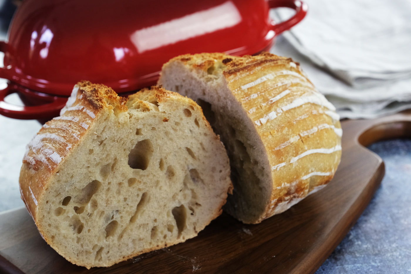 Geëmailleerde gietijzeren broodpan met deksel, rood, ovenveilige vorm voor bakken, ambachtelijke broodset - broodvorm
