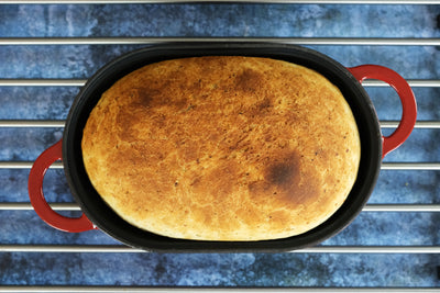Emaljert støpejernsbrødform med lokk, rød, ovnssikker form for baking, håndverksbrødsett - brødform