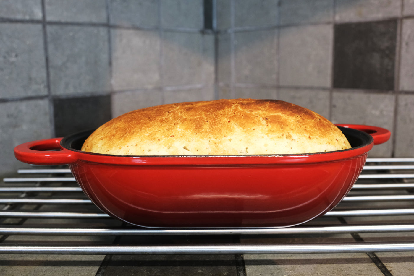 Emaljert støpejernsbrødform med lokk, rød, ovnssikker form for baking, håndverksbrødsett - brødform