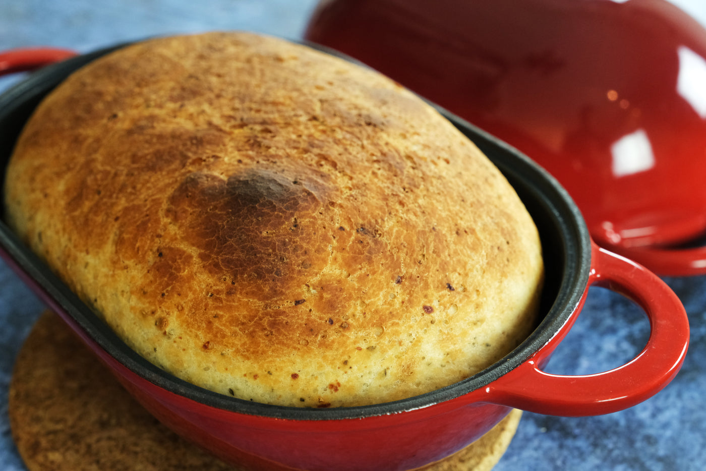 Emaye Dökme Demir Kapaklı Ekmek Tavası, Kırmızı, Fırında Pişirmeye Uygun Form, Artisan Ekmek Seti - Somun Tavası