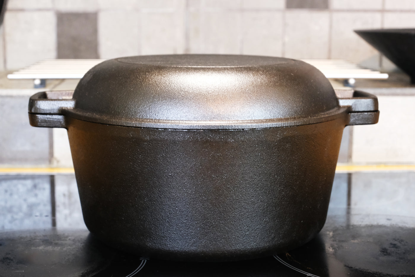 Gjutjärnsgryta med stekpanna i locket - 26 cm diameter, 4,8 L – Dutch oven, Stekgryta, för stekning, matlagning och bakning