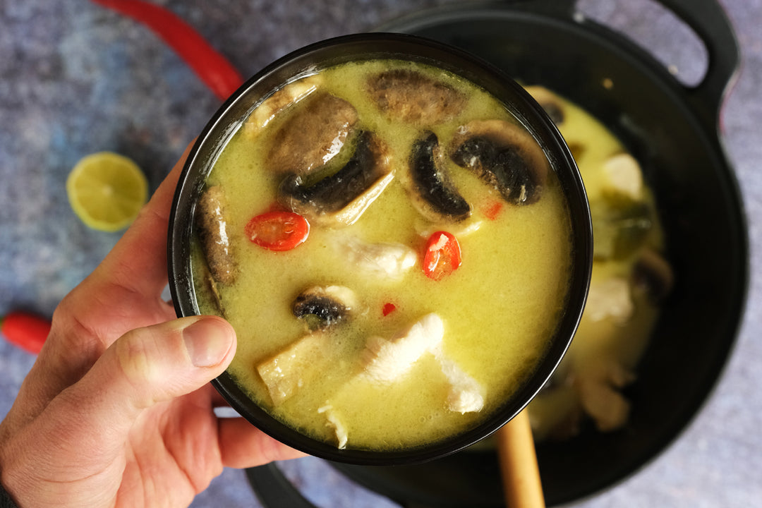 cooking soup with Enameled cast iron balti dish with glass lid