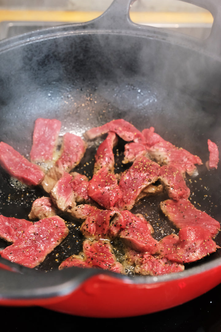 Geëmailleerde gietijzeren Balti Dish – 10.25" met gehard glazen deksel & roestvrijstalen knop – ovenbestendig, veelzijdig kookgerei voor curry's, roerbakgerechten & meer