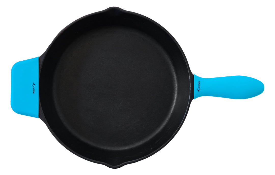 silicone potholder silicone sleeve pan handle holder grip handle cover in turquoise color and assist handle on a cast iron skillet